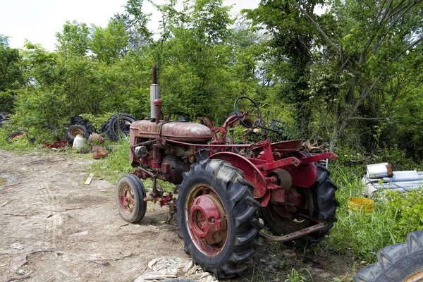 Старая Свалка Тракторных Деталей — стоковое фото
