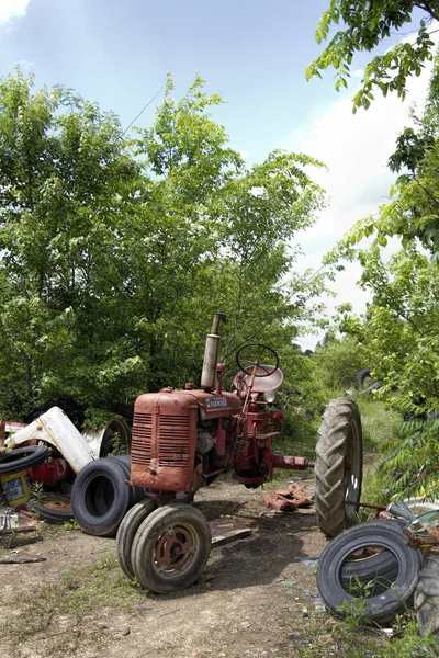 Viejo Chatarra Piezas Del Tractor Chatarra Paisaje — Foto de Stock