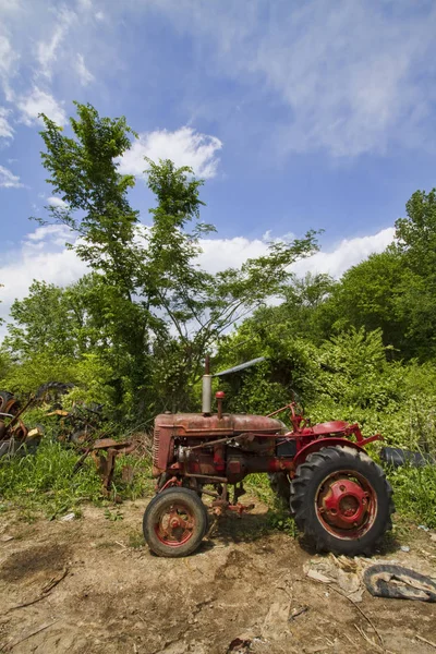 Viejo Chatarra Piezas Del Tractor Chatarra Paisaje — Foto de Stock