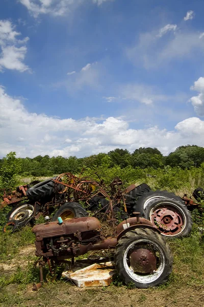 Old Junked Tractor Parts Junkyard Paisagem — Fotografia de Stock