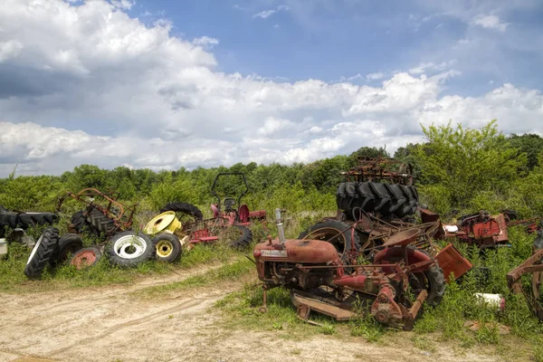 Old Junked Tractor Parts Junkyard Paisagem — Fotografia de Stock