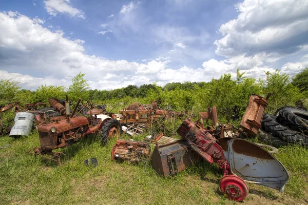 Old Junked Tractor Parts Junkyard Paisagem — Fotografia de Stock