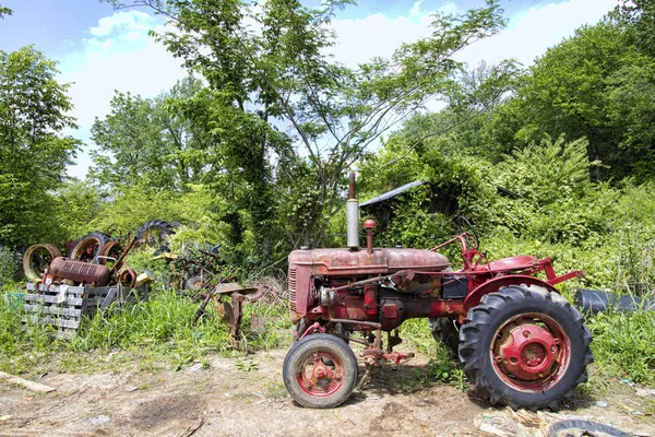 Old Junked Tractor Parts Junkyard Paisagem — Fotografia de Stock