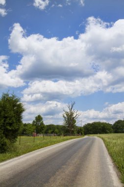 Blue Cloudy Gökyüzü Arka Plan ile Road Ahead