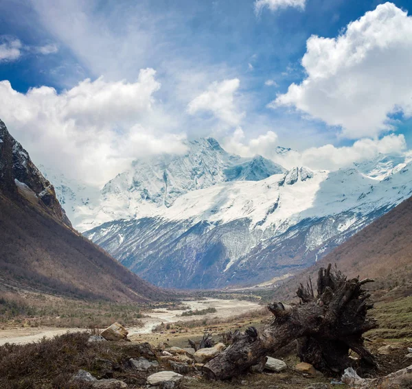 Himalaya dağlarının yüksek, bulutlar karlı zirve güzel görünümü