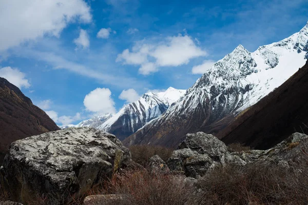 Himalayalar'da dağlarda meditasyon için taş