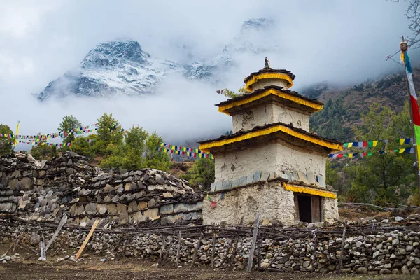 Mount zemin karşı Nepal Budist mimarisi