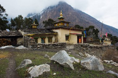 Himalaya Dağları 'nın arkasına karşı yüksek Budist Tapınağı