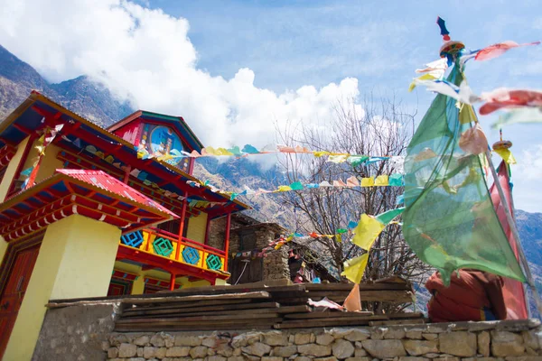 Himalaya dağlarında Budist tapınak ve namaz bayrakları yüksek