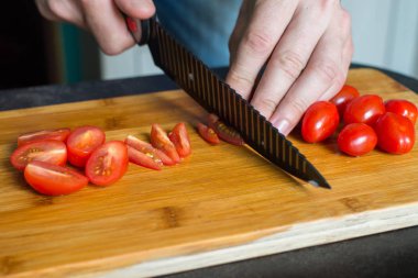 Yakın plan taze domatesleri doğrama