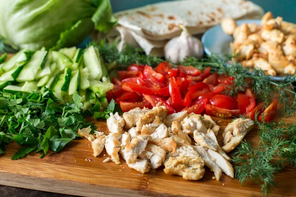 Doğranmış sebze ve eti yakın.