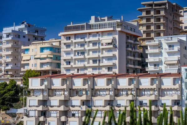 Saranda, Arnavutluk'taki otel daireleri.