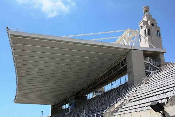 在巴塞罗那竞技场的一部分 上面有巨大的屋顶 — 图库照片