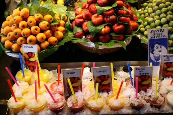 Φρέσκα Φρούτα Και Χυμοί Στην Αίθουσα Αγοράς Της Βαρκελώνης — Φωτογραφία Αρχείου