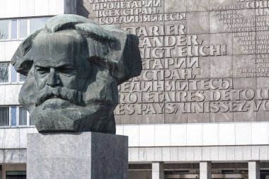 Chemnitz'de Karl Marx'ın heykelin adı Nischel'dir.