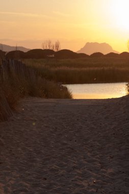 Gün batımında akşam plaja yol