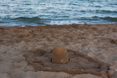 Fransa'nın güneyinde bir plajda kum Kalesi