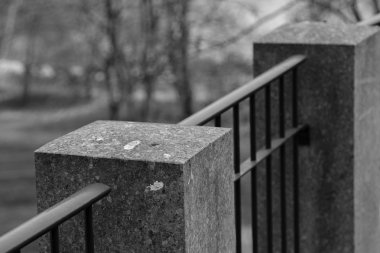 taş sütunları ile demir çit