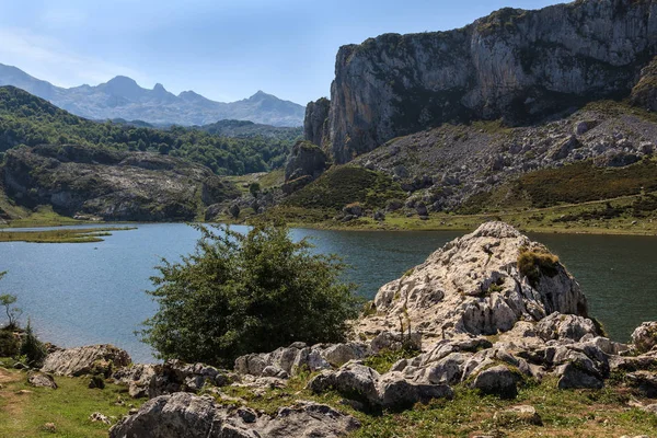 Picos de Europa 'da bir göl