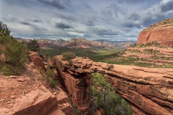 Sedona yakınlarındaki kırmızı kayalarda şeytanlar köprüsü