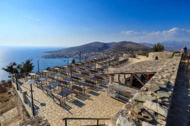 Saranda Kalesi'nden şehrin tepesindeki Saranda manzarası