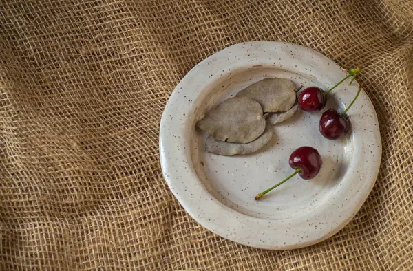 Cereja Doce Madura Encontra Com Folhas Eucalipto Uma Placa Cerâmica — Fotografia de Stock