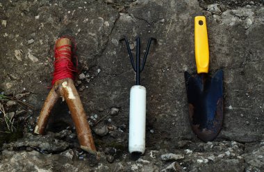 Bahçede çalışmak için aletler.