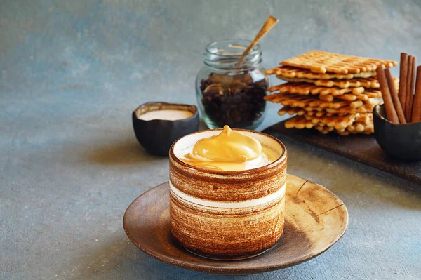 Dalgona café, ingredientes y pasteles . Imágenes de stock libres de derechos