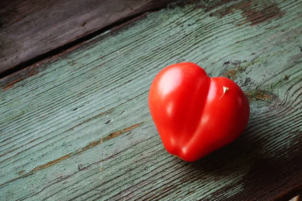 El tomate en forma de corazón. Imagen de stock