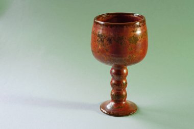 Yeşil zemin üzerinde seramik bardak.