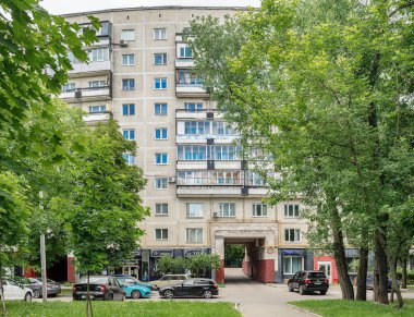 Moskova. 25 Mayıs 2018. Nezhinskaya Street, 13. Proje Yevgeny Stamo mimar ve mühendis Alexander Markelov göre inşa yuvarlak bir dokuz katlı bina cephe parçası.