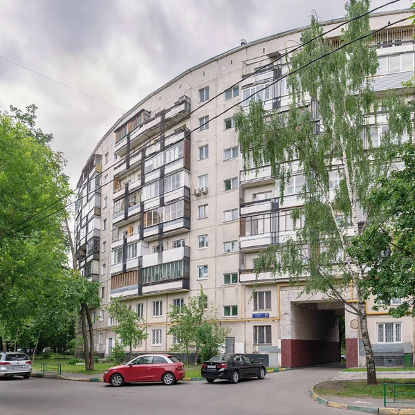 Moskova. 25 Mayıs 2018. Nezhinskaya Street, 13. Dokuz katlı, ev projesi mimar Yevgeny Stamo ve mühendis Alexander Markelov göre inşa yuvarlak.