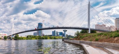 Moskova. 29 Haziran 2018. Panoramik Pavshinsky köprü ve Moskova Nehri'ne çıkabilir. Crocus şehir sergi kompleksi ve hükümet binası Moskova Bölgesi.