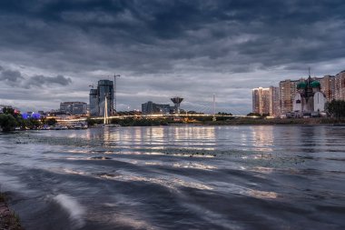 Moskova Bölgesi. 06 Temmuz 2018. Gece görünümü Pavshinsky köprü ve Moskova Nehri'ne yağmur önce çıkabilir. Crocus şehir sergi kompleksi ve hükümet binası Moskova Bölgesi.