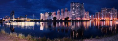 Moskova Bölgesi. 6 Temmuz 2018. İyi geceler. Yatay panorama. Pavshinsky köprü ve Moskova Nehri'ne çıkabilir. Crocus şehir, Moscow Region, Nikolsky Tapınağı ve konut kompleksi 