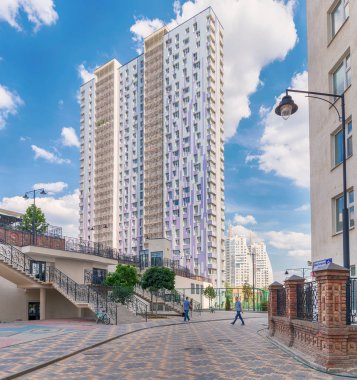 Moskova Bölgesi. 29 Haziran 2018. Krasnogorsk. Avangardnaya Caddesi. Çok katlı konut kompleksi 
