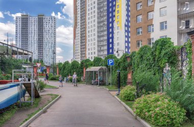 Moskova Bölgesi. 29 Haziran 2018. Krasnogorsk. Avangardnaya Caddesi. Çocuk spor kasaba ve peyzaj tasarım konut kompleksi 