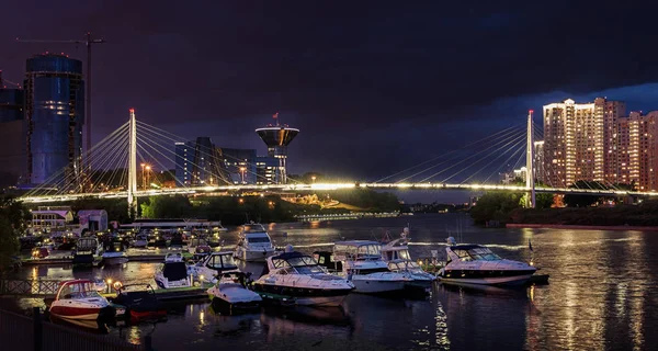 Moskou regio. 02 juli 2018. Panorama. Nacht uitzicht naar de dijk. Pavshinsky de brug. Crocus stad tentoonstelling Complex en het huis van de regering van de regio Moskou. — Stockfoto