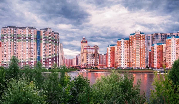 Región de Moscú. 6 de julio de 2018. Krasnogorsk. Vista del complejo residencial Pribrezhny desde el terraplén del río Moscú — Foto de Stock