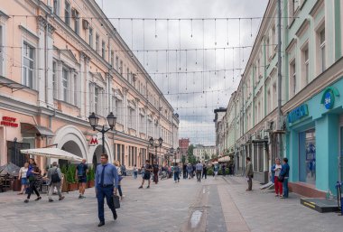 Moskova. 24 Temmuz 2018. İnsanlar Rozhdestvenka cadde boyunca yürüyor. Metro istasyonu girişi Kuznetsky en