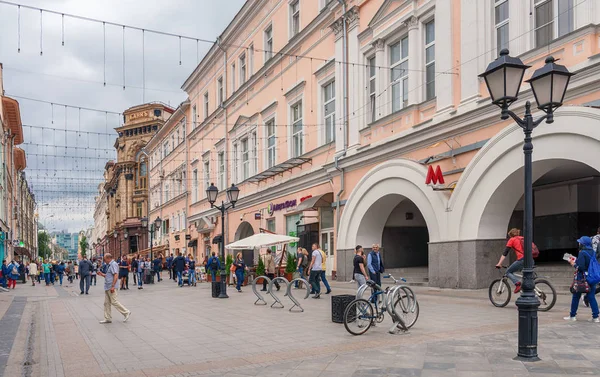 Moskva Července 2018 Lidé Chodí Ulici Rozhdestvenka Kolárna Poblíž Vchodu — Stock fotografie