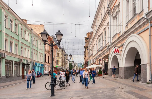 Moskva. 24. července 2018. Rozhdestvenka Street. Vstup do stanice metra Kuznetsky Most. Parkování kol a lidí, kteří jdou na své vlastní podnikání — Stock fotografie