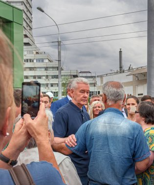 Moskova. 30 Ağustos 2018. Belediye Başkanı Sergey Sobyanin Muscovites ile iletişim kurar, yeni metro istasyonu Ozernaya (Kalininsko-Solntsevskaya hat Moskova yeraltı açılması).