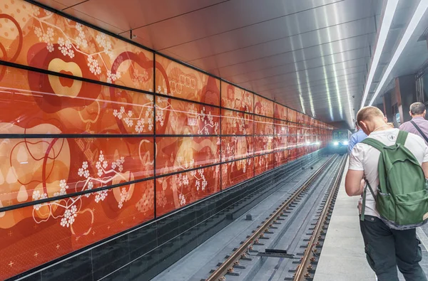 Moscovo Agosto 2018 Passageiros Estão Esperando Trem Que Aproxima Nova — Fotografia de Stock