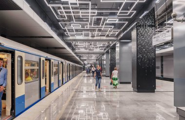 Moskova. 30 Ağustos 2018. Yeni metro istasyonu Govorovo (Kalininsko-Solntsevskaya bir satýr Moskova metrosu). Açık kapı ile bir tren platformu üzerinde duruyor