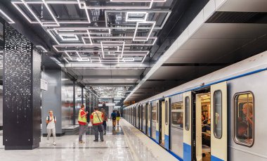 Moskova. 30 Ağustos 2018. Govorovo İstasyonu (Kalininsko-Solntsevskaya bir satýr Moskova metrosu). Dikkatli ol, tren kapılar kapanıyor.