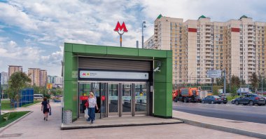 Moskova. 30 Ağustos 2018. İnsanlar sokaklara metro istasyonundan Ozernaya (Kalininsko-Solntsevskaya hat Moskova metrosu gidin.).