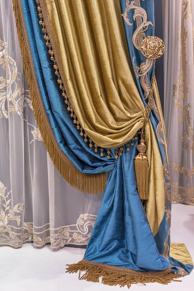 Fragmentu Zasłony Luksusowe Połączone Szyte Tkanin Złoty Niebieski Krawędzi Zasłony — Zdjęcie stockowe
