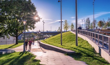 Moskova. 20 Eylül 2018. Turistler ve kasaba halkı Zaryadye Park pitoresk yol üzerindeki günbatımında yürüyor.