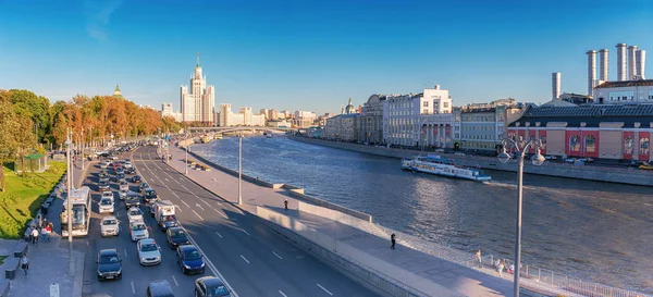 Moscow September 2018 Moskvoretskaya Raushskaya Embankments Moscow River Stalinist Skyscraper — Stock Photo, Image